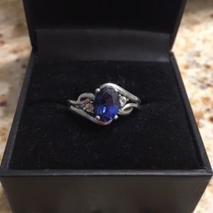 Beautiful sapphire and diamond ring